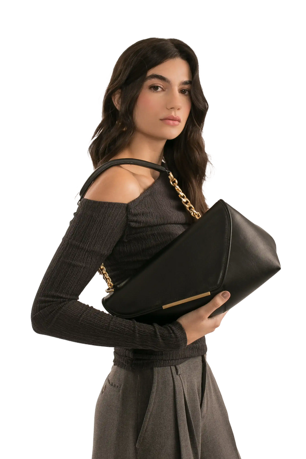 Bolsa preta elegante com corrente dourada, ideal para looks sofisticados e modernos