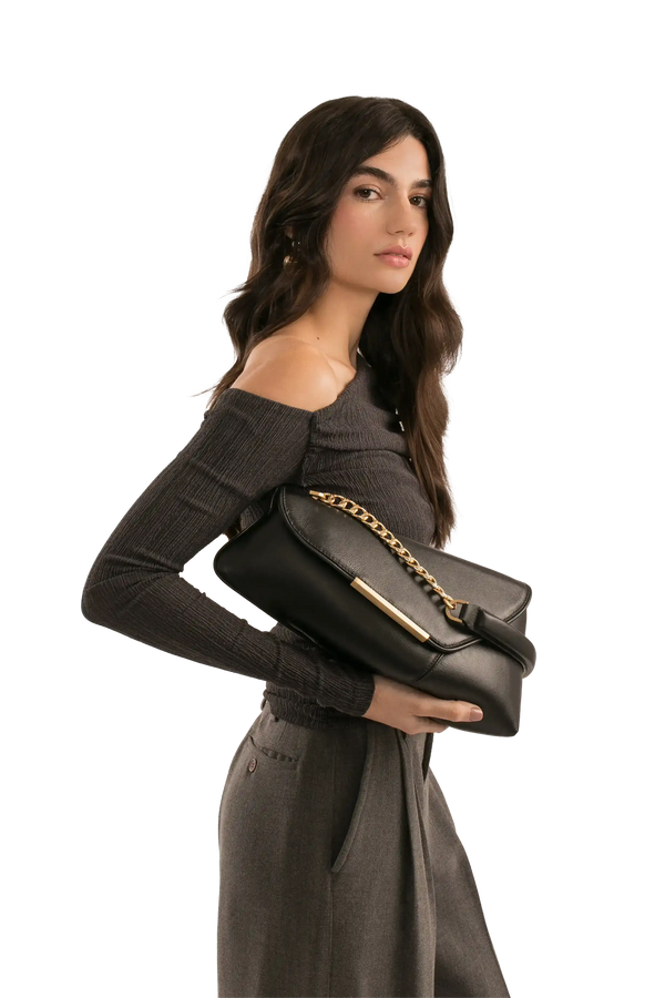 Bolsa preta com corrente dourada, design sofisticado e funcional, perfeita para looks modernos.