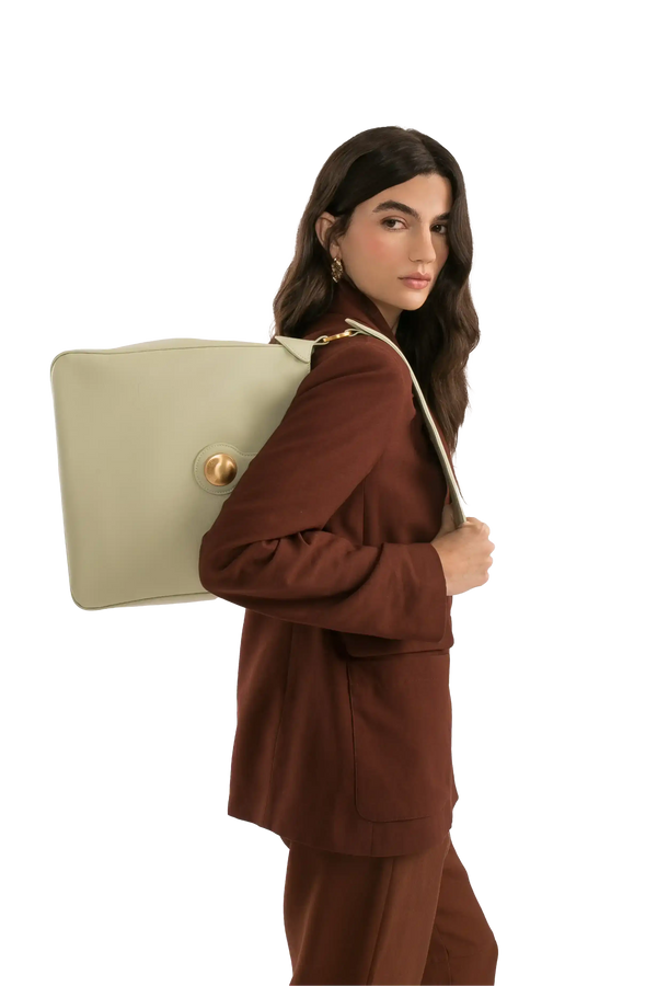 Bolsa verde claro com detalhe dourado, usada com blazer marrom, estilo sofisticado e funcional
