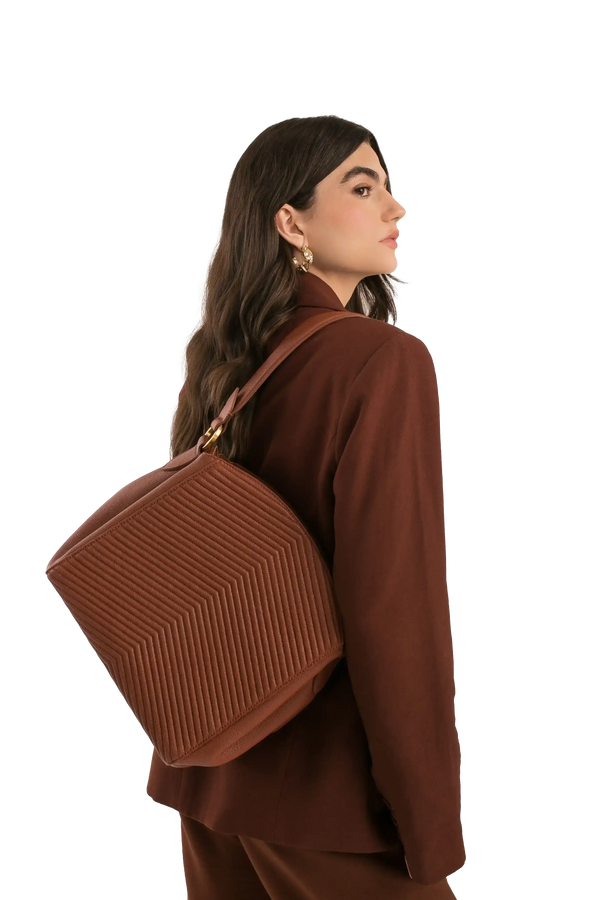 Bolsa marrom com textura em zig-zag, ideal para looks sofisticados e funcionais