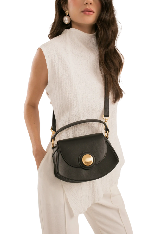 Bolsa preta com detalhe dourado, estilo sofisticado e funcional, perfeita para o dia a dia.
