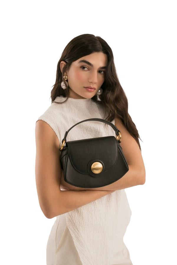 Bolsa preta com alça de mão e detalhe dourado, modelo sofisticado e funcional para uso diário.