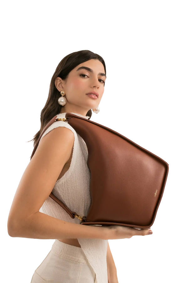 Bolsa marrom elegante com alça dourada, ideal para acessórios e estilo brasileiro