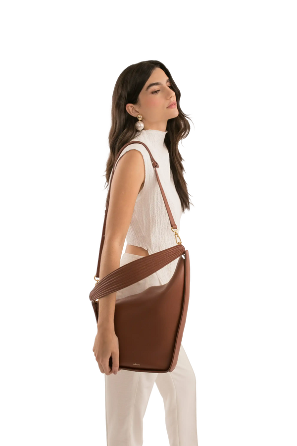 Bolsa marrom com alça transversal, design sofisticado e funcional, perfeita para looks modernos e elegantes.