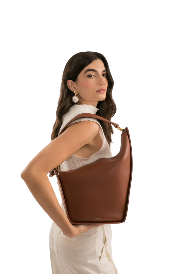 Bolsa marrom elegante com alça larga e design moderno, perfeita para uso diário e looks sofisticados.