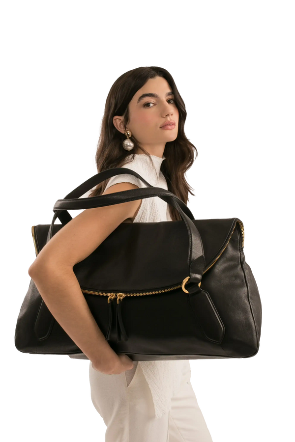 Bolsa preta elegante com zíper dourado e alça larga, ideal para uso diário e viagens