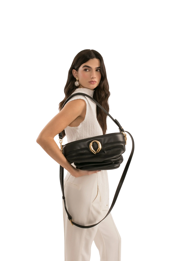 Bolsa de ombro em couro legítimo na cor preta com fechamento por zíper e alça de ombro confortável, design sofisticado e funcional ideal para o dia a dia.