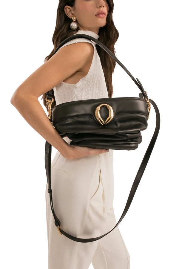 Bolsa de ombro em couro legítimo na cor preta com fechamento por zíper e alça de ombro confortável, design sofisticado e funcional ideal para o dia a dia.