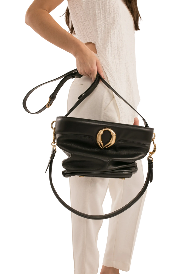 Bolsa de ombro em couro legítimo na cor preta com fechamento por zíper e alça de ombro confortável, design sofisticado e funcional ideal para o dia a dia.