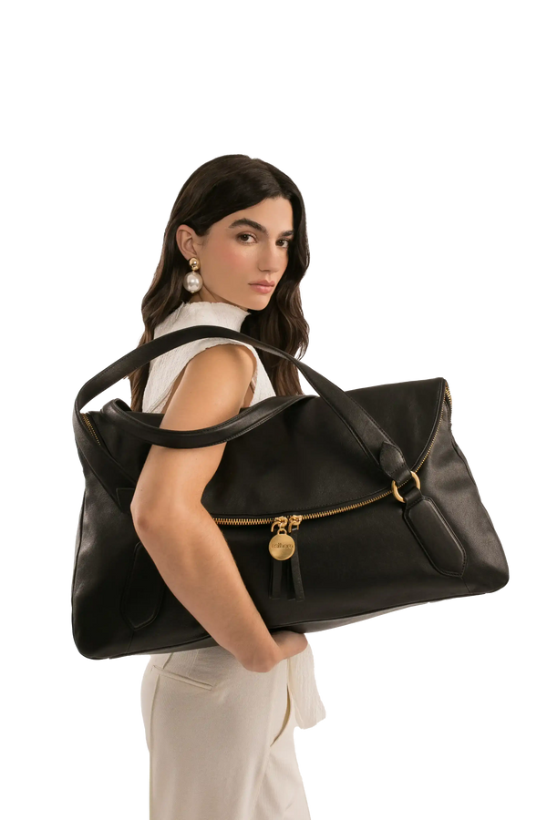 Bolsa preta elegante com detalhes dourados, ideal para uso diário e eventos sofisticados