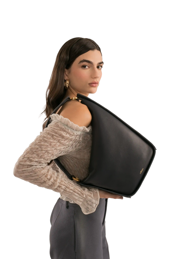 Bolsa preta com alça dourada, modelo sofisticado e funcional, perfeita para look moderno e elegante.