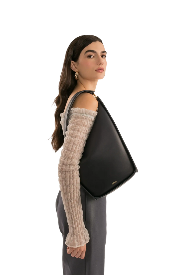 Bolsa preta de ombro com design moderno e sofisticado, perfeita para looks elegantes e funcionais.