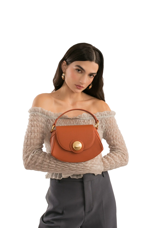 Bolsa marrom com detalhe dourado, estilo sofisticado e design brasileiro
