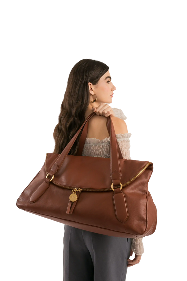Bolsa marrom de couro com alças largas e zíper dourado, ideal para uso diário e viagens
