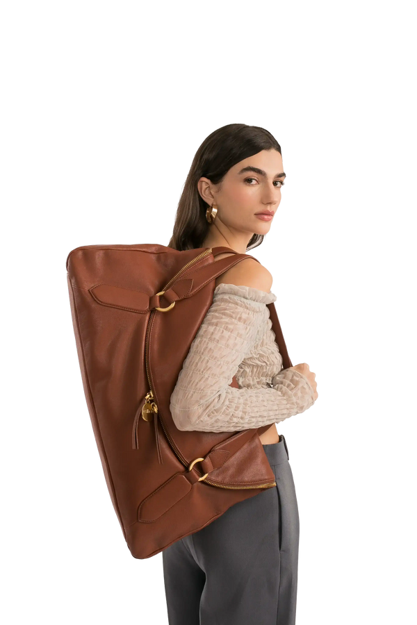Bolsa marrom de couro com detalhes dourados, estilo moderno e sofisticado para uso diário
