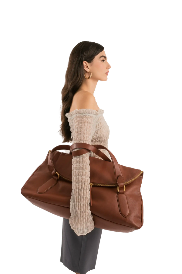 Bolsa marrom de couro com alça larga, modelo sofisticado e funcional para uso diário