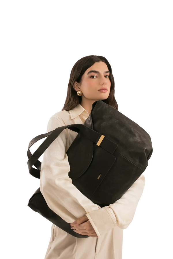 Bolsa preta de couro com detalhe dourado, estilo sofisticado e funcional, ideal para uso diário.
