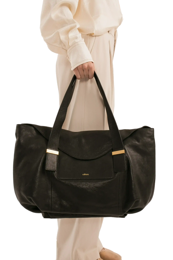 Bolsa preta de couro com alças largas e detalhes dourados, estilo sofisticado e funcional para uso diário.