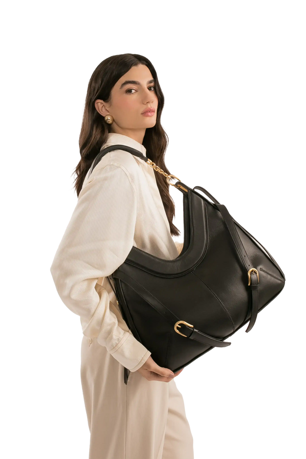 Bolsa preta com alça de corrente dourada, estilo sofisticado e funcional para uso diário.