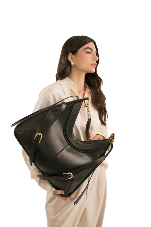 Bolsa preta de couro com alça de corrente dourada, design moderno e sofisticado para mulheres