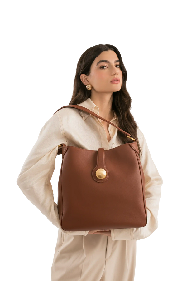 Bolsa marrom com detalhe dourado, estilo sofisticado e funcional, perfeita para o dia a dia.