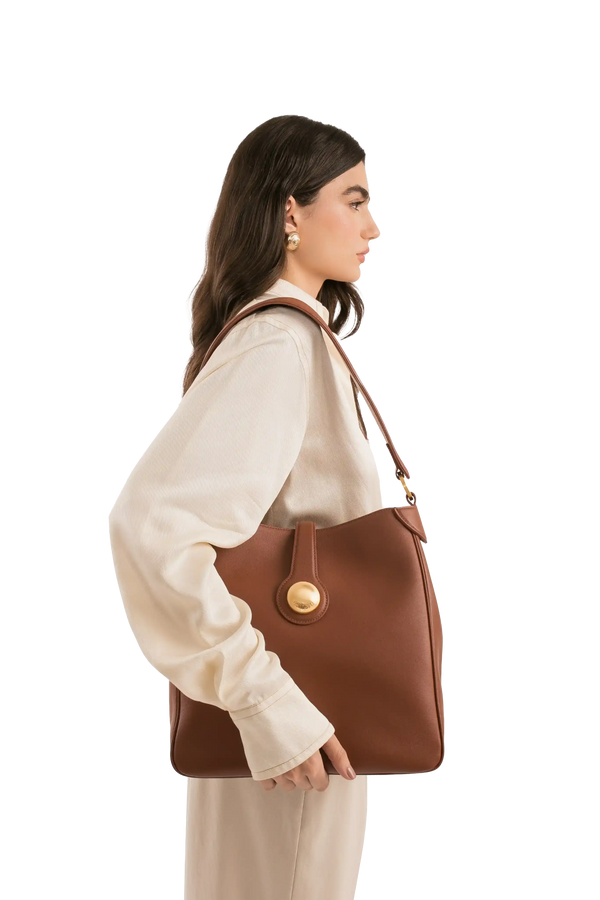 Bolsa marrom com detalhe dourado, estilo sofisticado e funcional, perfeita para o dia a dia.