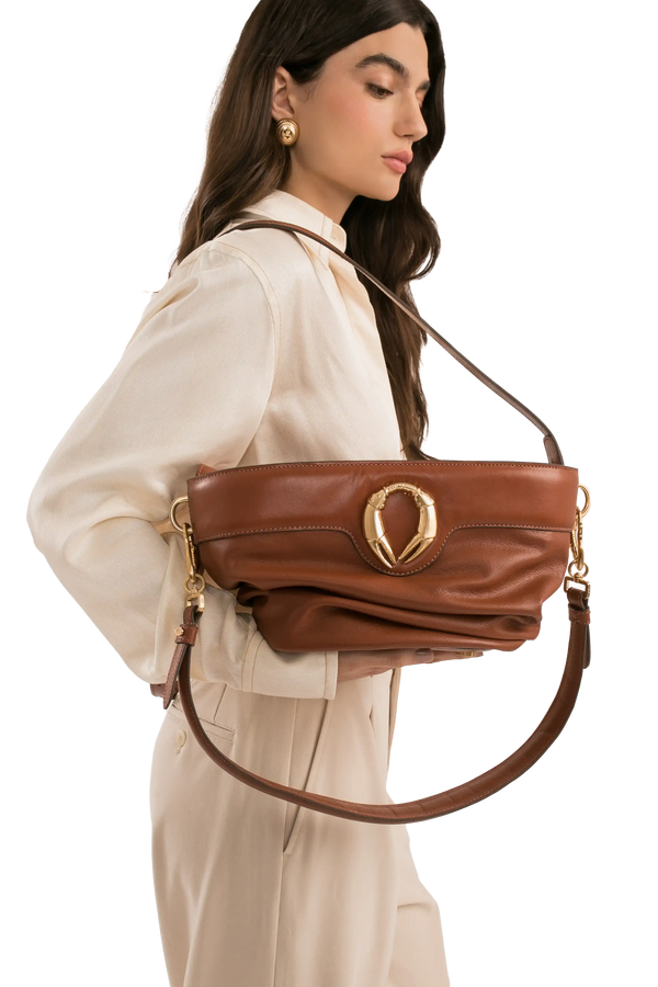 Bolsa de ombro em couro legítimo na cor marrom claro com fechamento por zíper e alça de ombro confortável, design sofisticado e funcional ideal para o dia a dia.