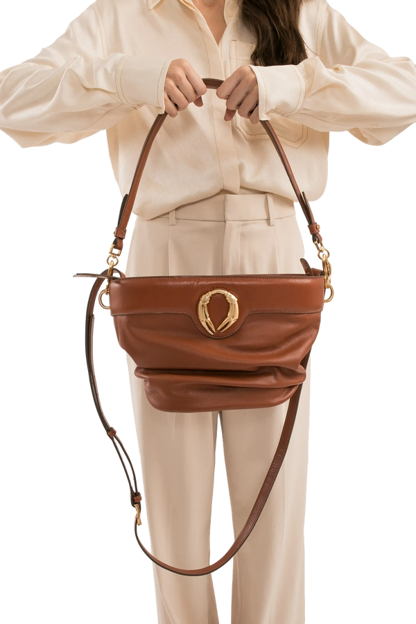 Bolsa de ombro em couro legítimo na cor marrom claro com fechamento por zíper e alça de ombro confortável, design sofisticado e funcional ideal para o dia a dia.