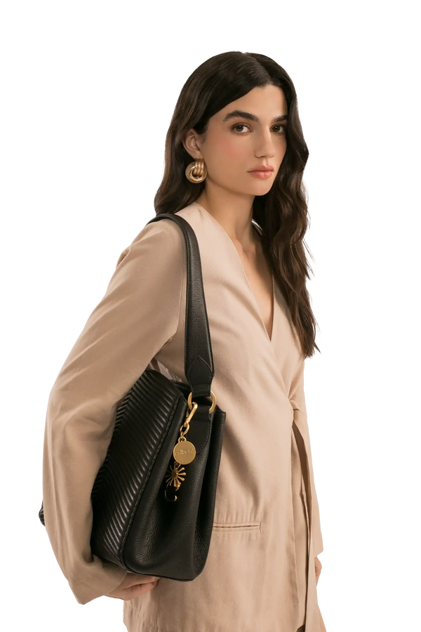 Bolsa preta com textura e detalhes dourados, modelo sofisticado para uso diário