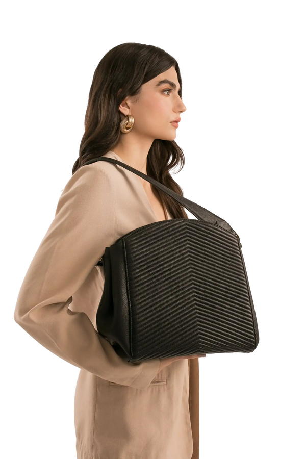 Bolsa preta com textura em V, design sofisticado e funcional, perfeita para o dia a dia.