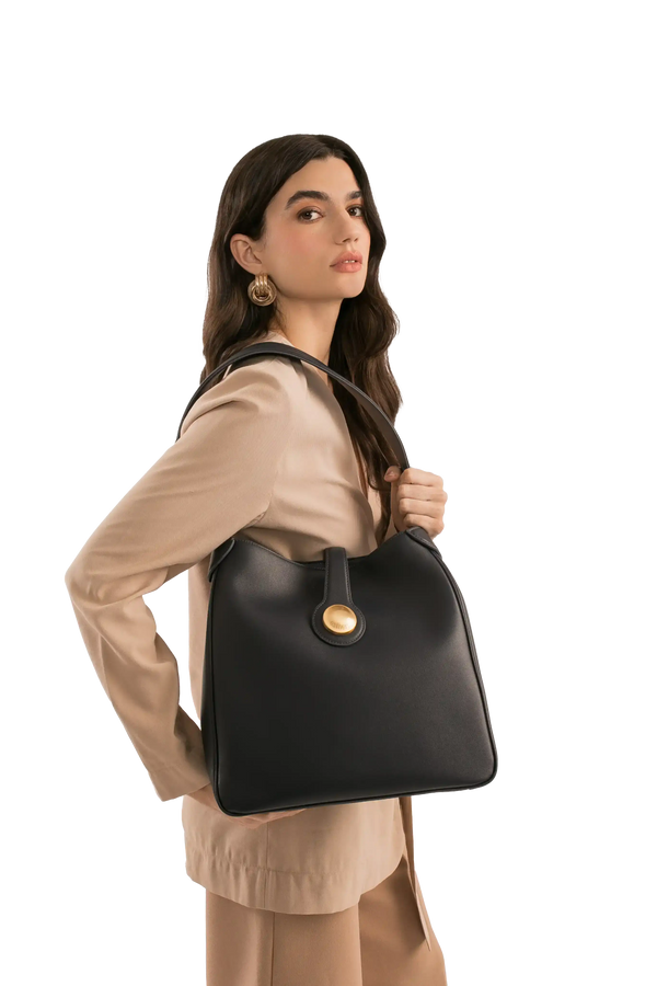 Bolsa preta com detalhe dourado, design sofisticado e funcional, ideal para uso diário e looks elegantes.