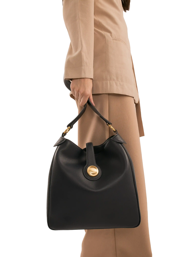 Bolsa preta de couro com detalhes dourados, design sofisticado e funcional, perfeita para o dia a dia.