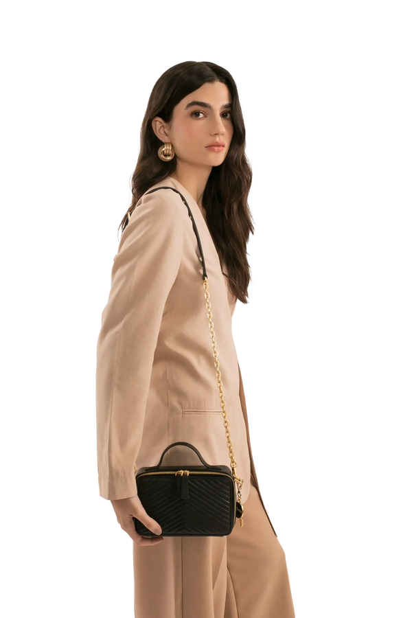 Bolsa preta com alça de corrente dourada, design sofisticado e textura em V, perfeita para looks modernos.