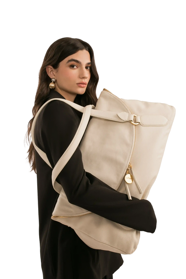 Bolsa bege com detalhes dourados e alça larga, ideal para uso diário e estilo sofisticado.