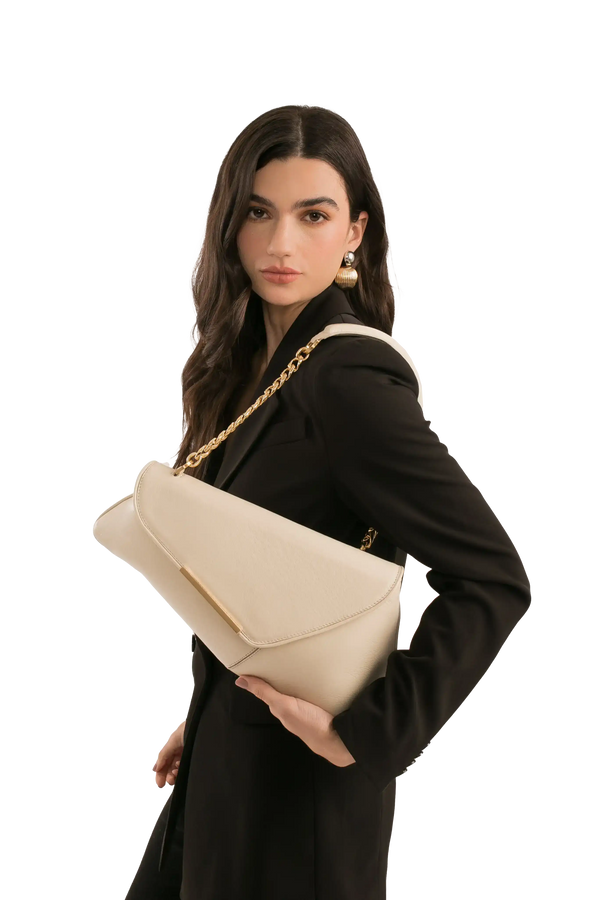 Bolsa off-white com corrente dourada, modelo sofisticado para look de escritório