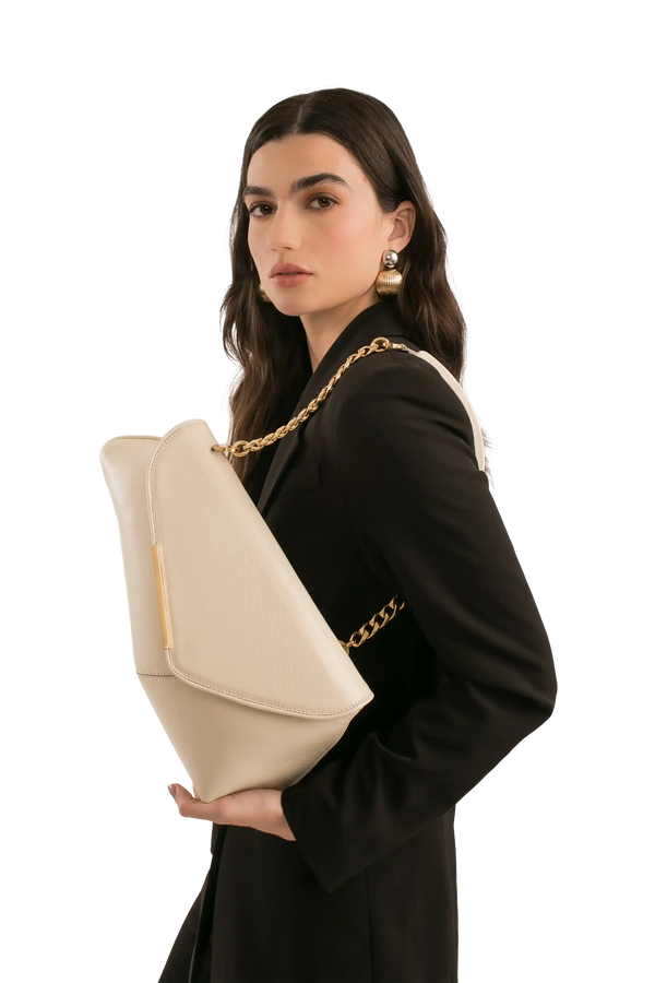 Bolsa bege com corrente dourada, estilo sofisticado e moderno, perfeita para looks elegantes.