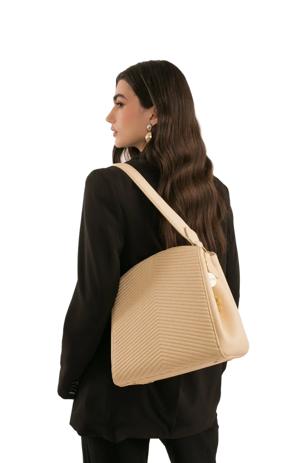 Bolsa bege com textura em V, ideal para looks sofisticados e funcionais