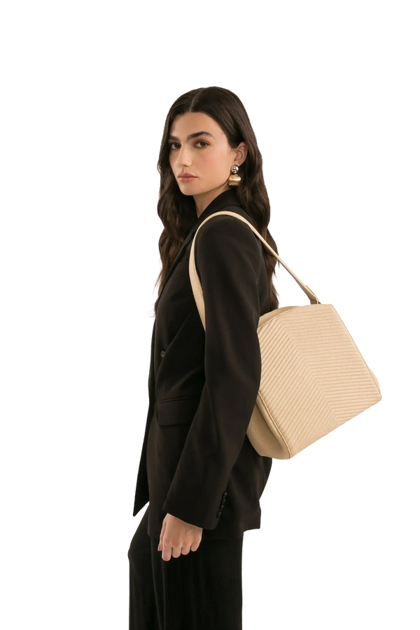 Bolsa bege com textura geométrica, ideal para look sofisticado e funcional. Acessório perfeito para o dia a dia.