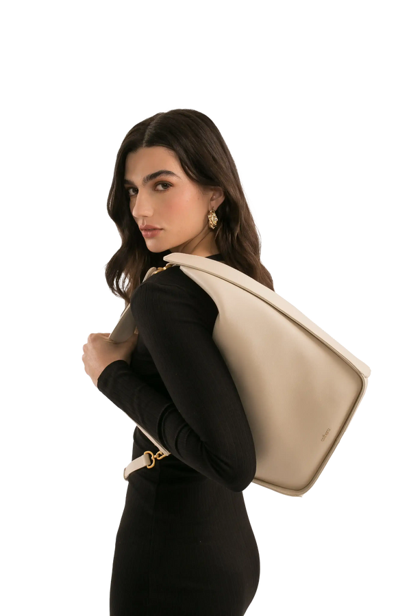 Bolsa bege com alça dourada, estilo sofisticado e funcional, ideal para uso diário.