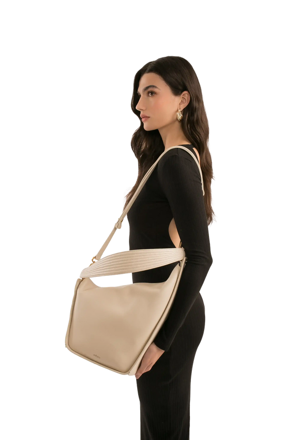 Bolsa bege com alça larga e design moderno, perfeita para looks sofisticados e funcionais.