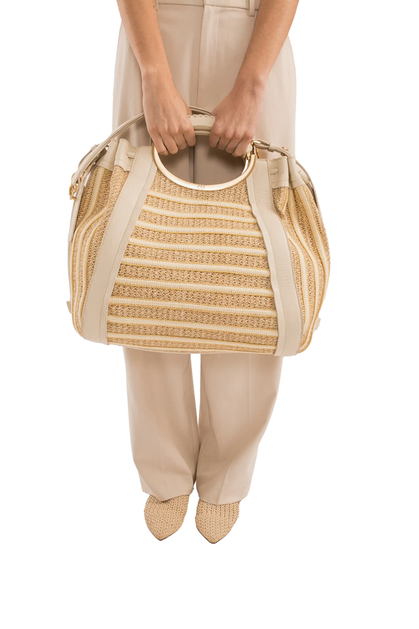 Bolsa de palha com alças de couro bege, design sofisticado e funcional, perfeita para looks elegantes e cotidianos.