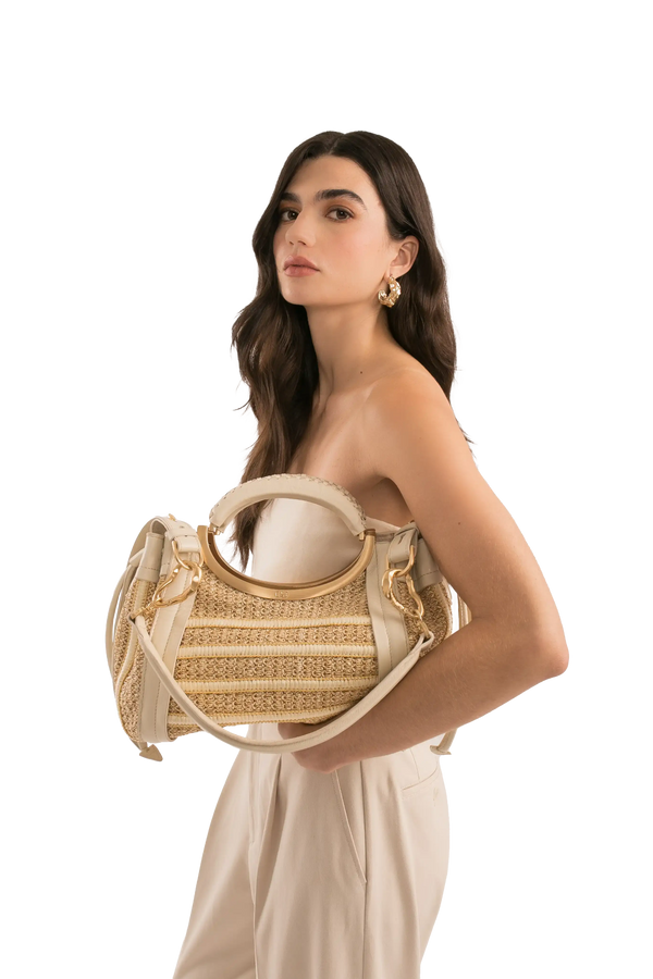 Bolsa de palha com alça circular dourada e detalhes em couro bege, estilo sofisticado e funcional