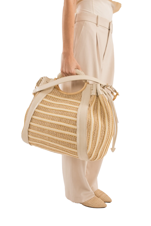 Bolsa de palha com alça de couro bege, design sofisticado e funcional para look elegante