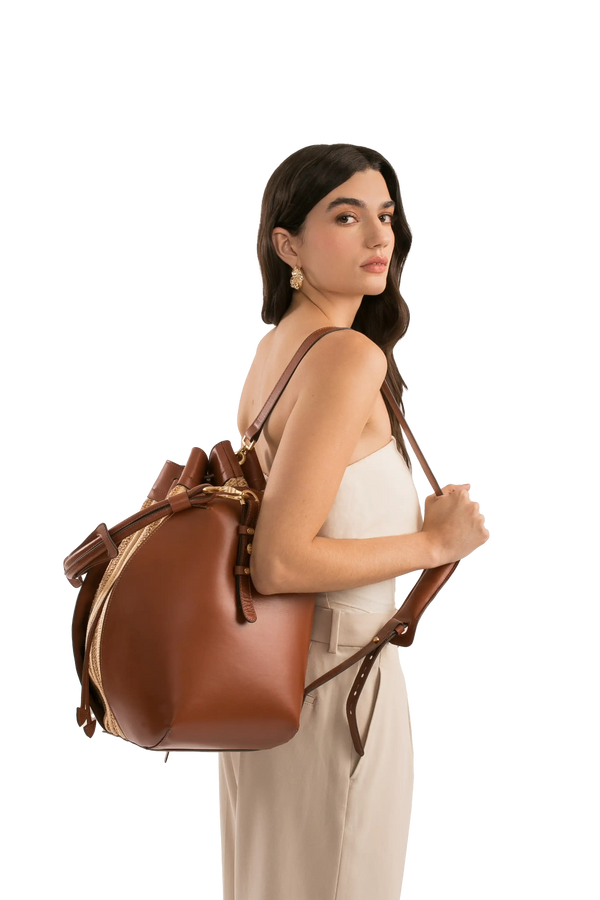 Bolsa marrom de couro com detalhes dourados, ideal para looks sofisticados e funcionais