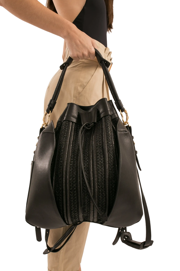Bolsa preta com textura e alças de couro, ideal para uso diário e estilo sofisticado.