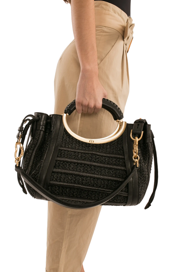 Bolsa preta texturizada com alça dourada e detalhes em couro, ideal para looks sofisticados.