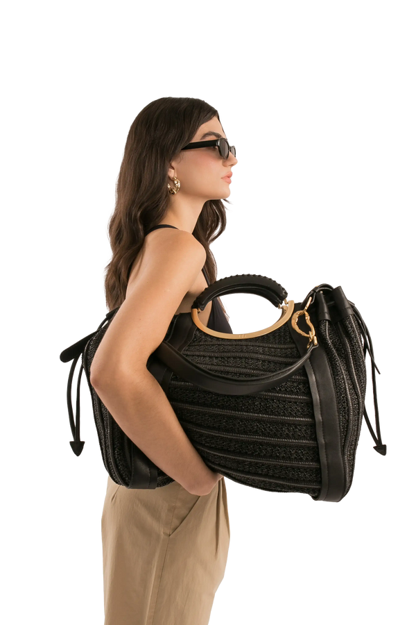 Bolsa preta texturizada com alça circular dourada, modelo sofisticado e funcional para o dia a dia.