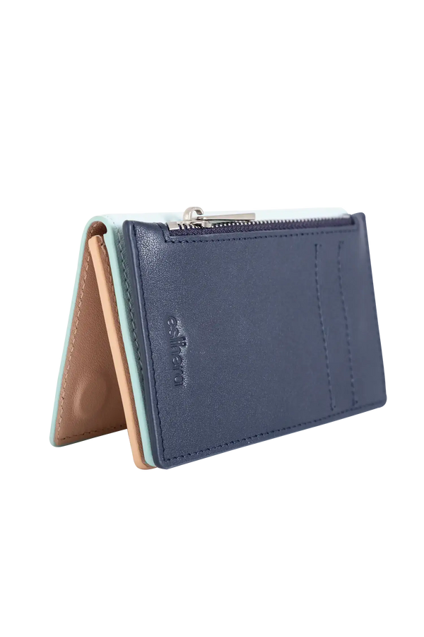 Carteira modular em couro legítimo nas cores azul claro e bege com bolso removível prático e compartimentos internos para cartões, estrutura inteligente com compartimentos estratégicos, unindo versatilidade e o melhor do design contemporâneo.