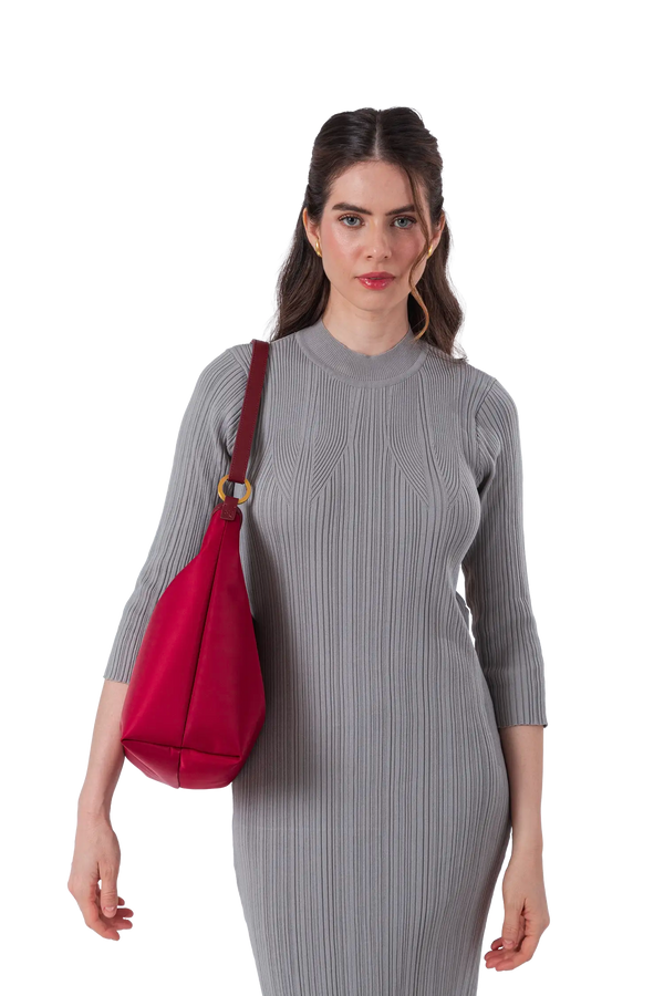 Bolsa de ombro em couro legítimo na cor com tom elegante com fechamento seguro e alça ajustável confortável, design sofisticado e funcional ideal para o dia a dia.
