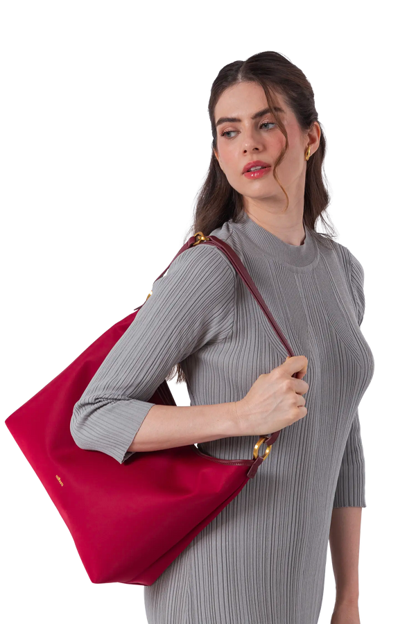 Bolsa de ombro em couro legítimo na cor com tom elegante com fechamento seguro e alça ajustável confortável, design sofisticado e funcional ideal para o dia a dia.